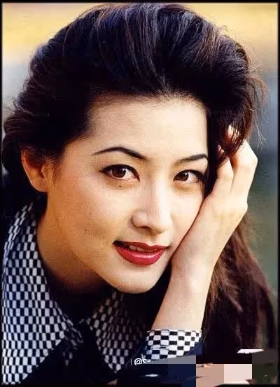 李英愛容貌三十年沒有改變，她的氣質和沈銀河一樣，永遠白月光