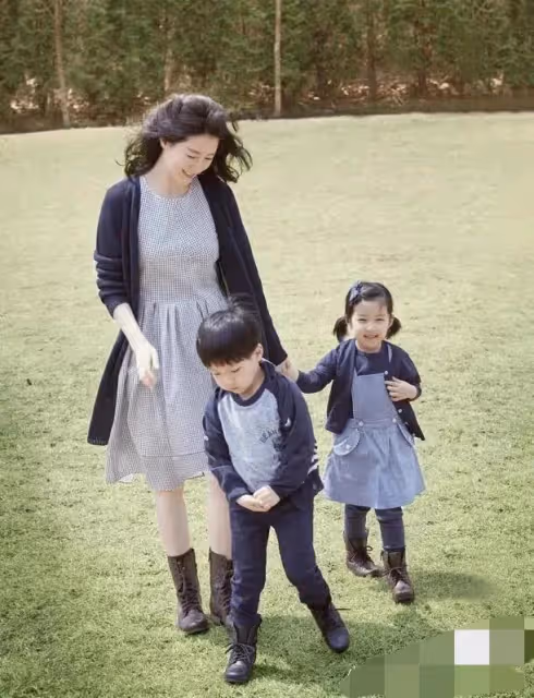 李英愛容貌三十年沒有改變，她的氣質和沈銀河一樣，永遠白月光