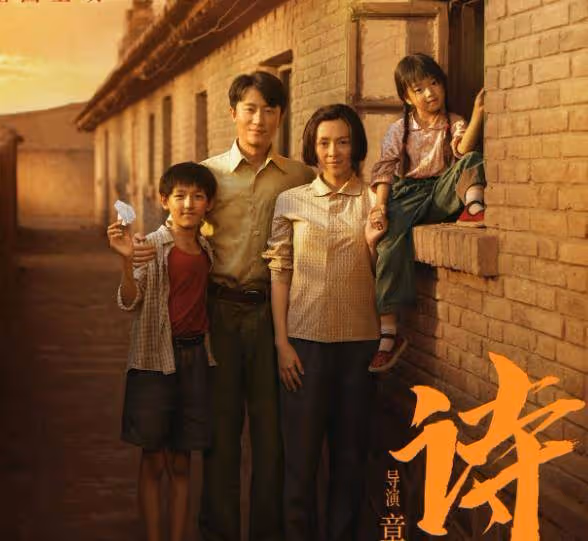 章子怡被兒子搶簽名筆直呼小搗蛋，弟弟親吻媽媽電影海報萌化了