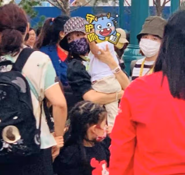 章子怡被兒子搶簽名筆直呼小搗蛋，弟弟親吻媽媽電影海報萌化了