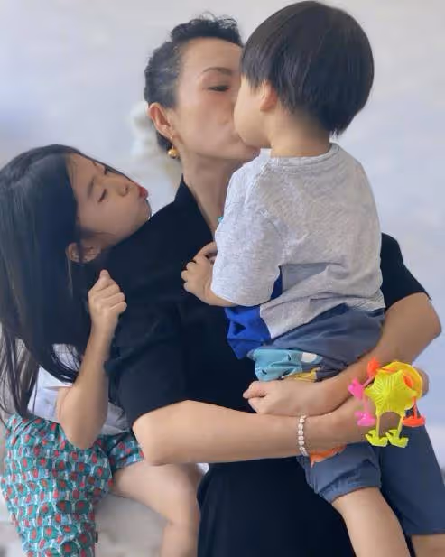 章子怡被兒子搶簽名筆直呼小搗蛋，弟弟親吻媽媽電影海報萌化了