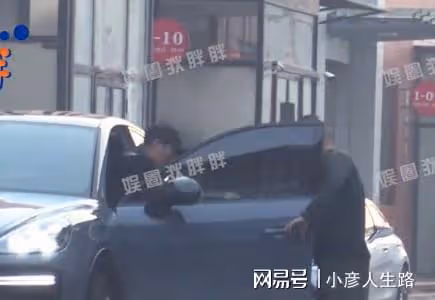 72歲張藝謀親自開車上下班，員工隊列歡迎，女助理顏值不輸女明星