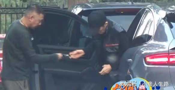 72歲張藝謀親自開車上下班，員工隊列歡迎，女助理顏值不輸女明星