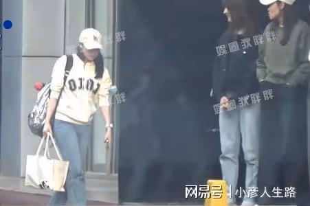 72歲張藝謀親自開車上下班，員工隊列歡迎，女助理顏值不輸女明星
