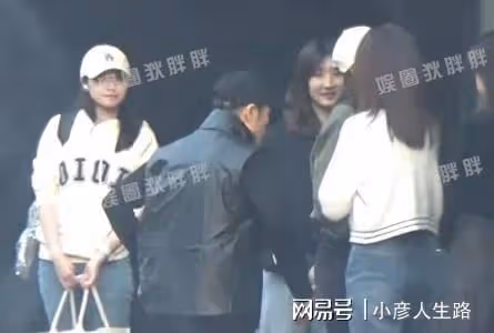 72歲張藝謀親自開車上下班，員工隊列歡迎，女助理顏值不輸女明星