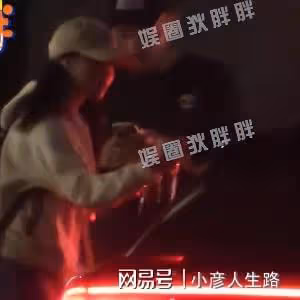 72歲張藝謀親自開車上下班，員工隊列歡迎，女助理顏值不輸女明星