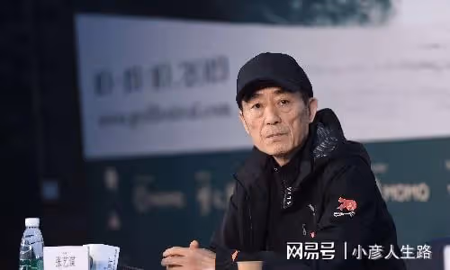 72歲張藝謀親自開車上下班，員工隊列歡迎，女助理顏值不輸女明星