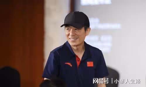 72歲張藝謀親自開車上下班，員工隊列歡迎，女助理顏值不輸女明星