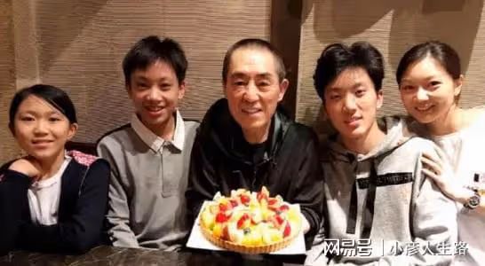 72歲張藝謀親自開車上下班，員工隊列歡迎，女助理顏值不輸女明星