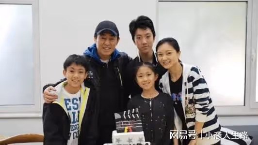 72歲張藝謀親自開車上下班，員工隊列歡迎，女助理顏值不輸女明星