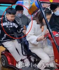 德雲社郭汾陽拿著烤腸,與母親王惠擠在觀光車上,安迪又吃胖了