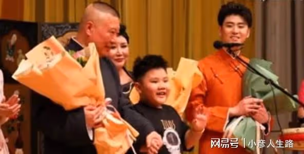 德雲社郭汾陽拿著烤腸,與母親王惠擠在觀光車上,安迪又吃胖了