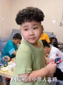 德雲社郭汾陽拿著烤腸,與母親王惠擠在觀光車上,安迪又吃胖了