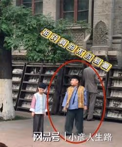 德雲社郭汾陽拿著烤腸,與母親王惠擠在觀光車上,安迪又吃胖了