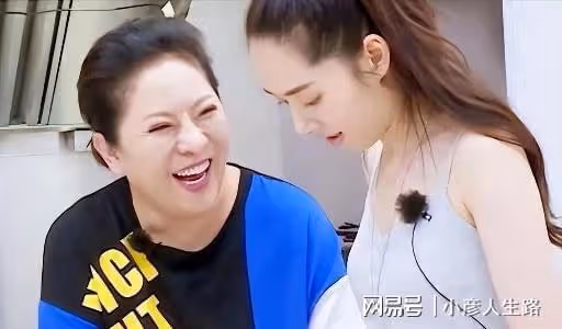 向佐全家現身上海,800萬豪車停在酒店,疑似郭碧婷帶兒女團聚
