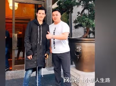向佐全家現身上海,800萬豪車停在酒店,疑似郭碧婷帶兒女團聚