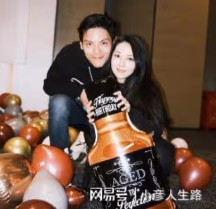 向佐全家現身上海,800萬豪車停在酒店,疑似郭碧婷帶兒女團聚