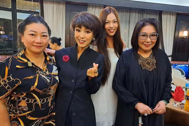 老戲骨為小28歲嬌妻慶生，數十明星參加派對陣仗大，古天樂送花牌