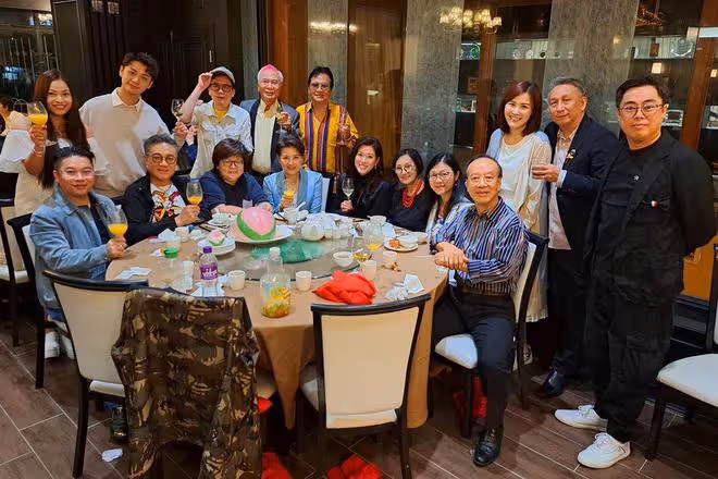 老戲骨為小28歲嬌妻慶生，數十明星參加派對陣仗大，古天樂送花牌