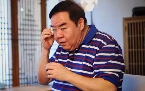 欠債8000萬，住10年貧民區也要做公益，鄭則仕才是我們該追的星
