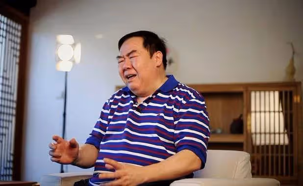 欠債8000萬，住10年貧民區也要做公益，鄭則仕才是我們該追的星