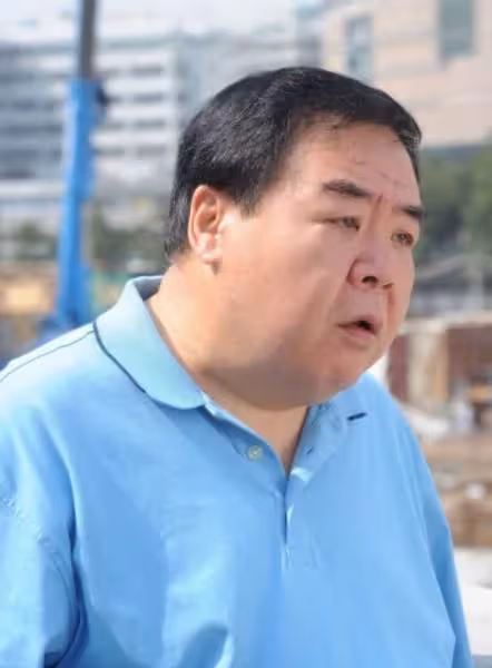欠債8000萬,住10年貧民區也要做公益,鄭則仕才是我們該追的星