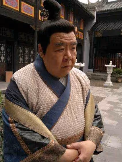 欠債8000萬,住10年貧民區也要做公益,鄭則仕才是我們該追的星