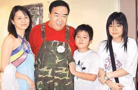 欠債8000萬,住10年貧民區也要做公益,鄭則仕才是我們該追的星