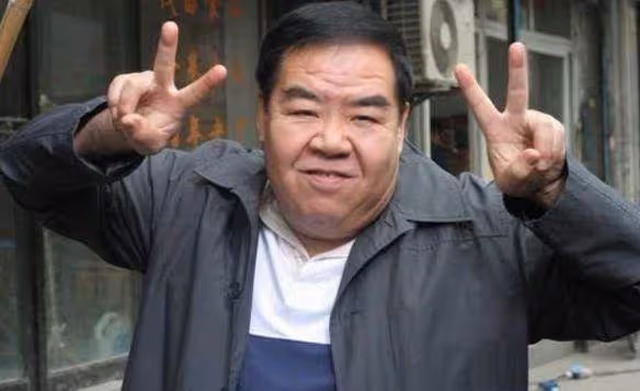 欠債8000萬,住10年貧民區也要做公益,鄭則仕才是我們該追的星