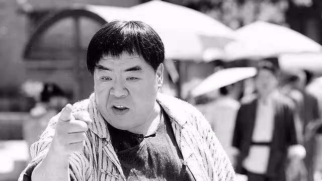 欠債8000萬,住10年貧民區也要做公益,鄭則仕才是我們該追的星