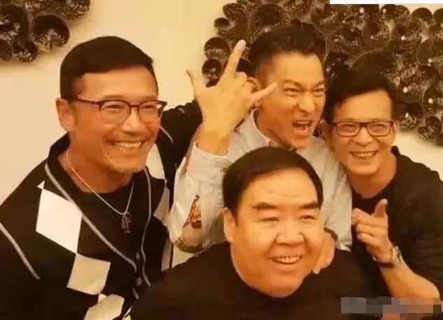 欠債8000萬,住10年貧民區也要做公益,鄭則仕才是我們該追的星