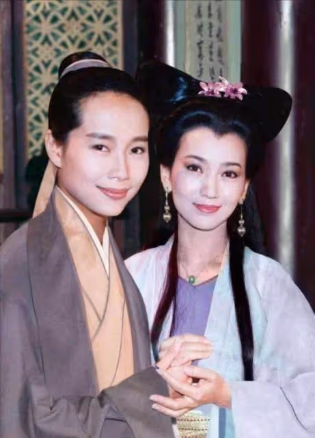 59歲「許仙」葉童曝近照,素顏出鏡滿頭白髪也不染,穿白T氣質依然高級,網友:優雅的老去的樣子真好