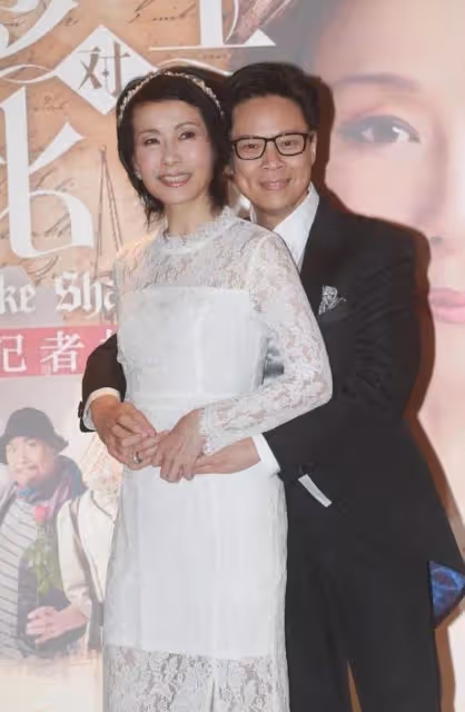 59歲「許仙」葉童曝近照,素顏出鏡滿頭白髪也不染,穿白T氣質依然高級,網友:優雅的老去的樣子真好