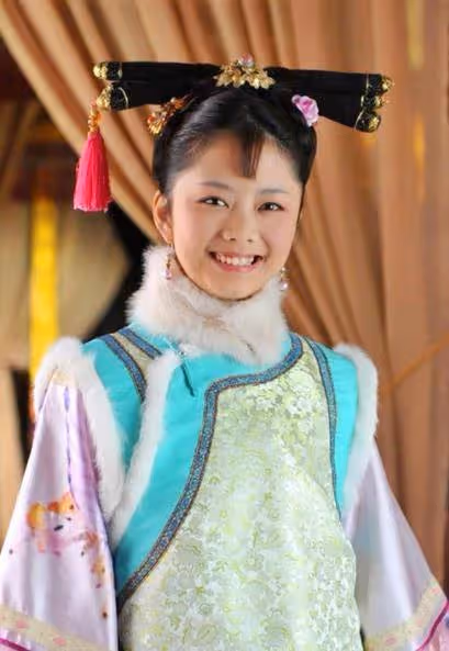 「娃娃臉女神」譚松韻的上位秘史,以及她背後的緋聞男友們
