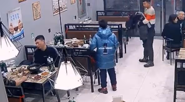 爸爸請客吃飯!席間兒子用零花錢「偷埋單」 爸爸跪地痛哭:監控下的一幕,刺痛億萬父母。