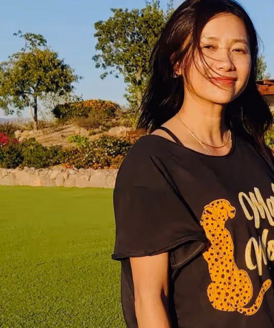 48歲徐靜蕾定居美國被疑懷孕！衣著寬鬆腹部突出，素顏圓潤氣色佳