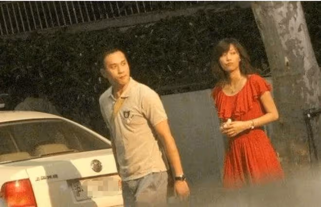48歲徐靜蕾定居美國被疑懷孕!衣著寬鬆腹部突出,素顏圓潤氣色佳