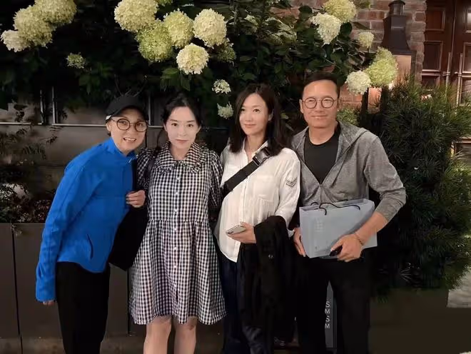 48歲徐靜蕾定居美國被疑懷孕!衣著寬鬆腹部突出,素顏圓潤氣色佳