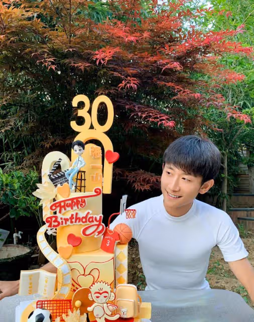 張一山風波後曝戀情!攜高挑氣質美女聚餐,相處似老夫老妻很般配
