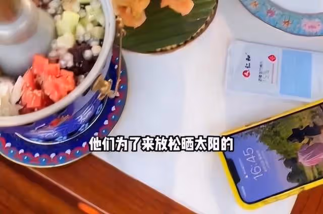 曝王思聰又換新女友!深夜帶長發辣妹回家過夜,出行仨保鏢待命