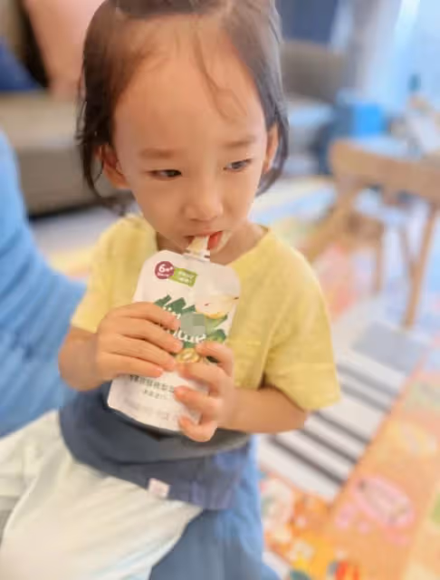 應采兒豪宅內曬娃!2歲Hoho睫毛超長似女孩,家中堆滿玩具接地氣