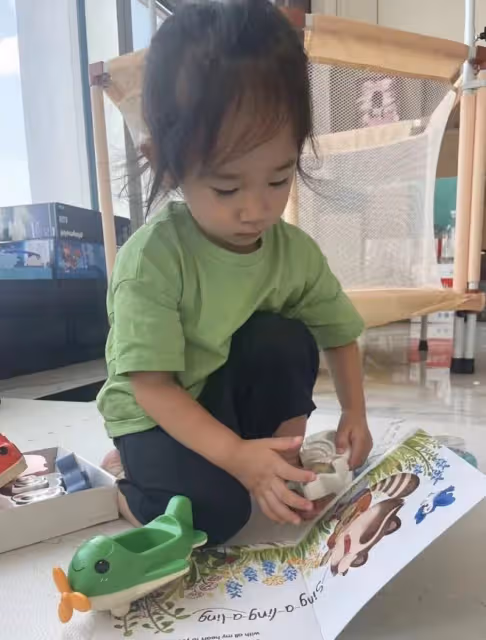 應采兒豪宅內曬娃!2歲Hoho睫毛超長似女孩,家中堆滿玩具接地氣