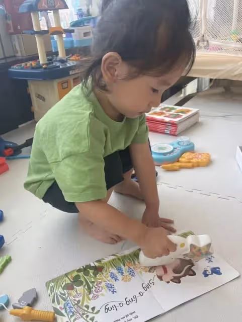 應采兒豪宅內曬娃!2歲Hoho睫毛超長似女孩,家中堆滿玩具接地氣