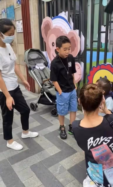 應采兒豪宅內曬娃!2歲Hoho睫毛超長似女孩,家中堆滿玩具接地氣