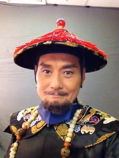 64歲港星久居廣東生活,逛工廠桌上擺滿大生蚝,穿59元短袖接地氣