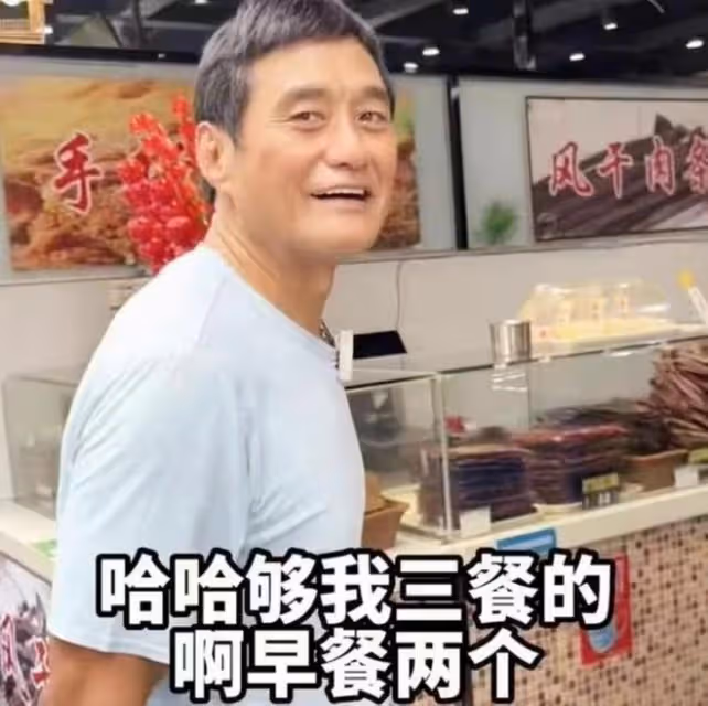 64歲港星久居廣東生活,逛工廠桌上擺滿大生蚝,穿59元短袖接地氣