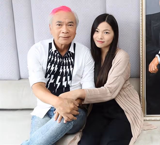 億萬富婆白韻琴參加派對，78歲狀態回春，與小15歲老公像同齡人