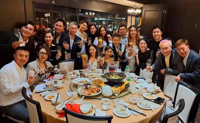 71歲港星為小30歲嬌妻慶生!TVB多位藝人出席,場面猶如頒獎禮