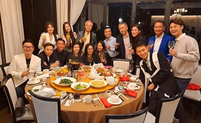 71歲港星為小30歲嬌妻慶生!TVB多位藝人出席,場面猶如頒獎禮
