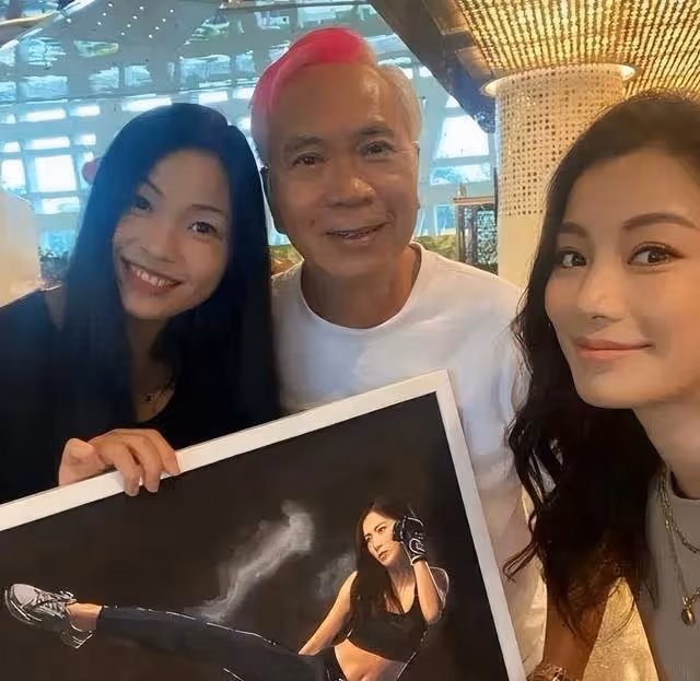 71歲港星為小30歲嬌妻慶生！TVB多位藝人出席，場面猶如頒獎禮
